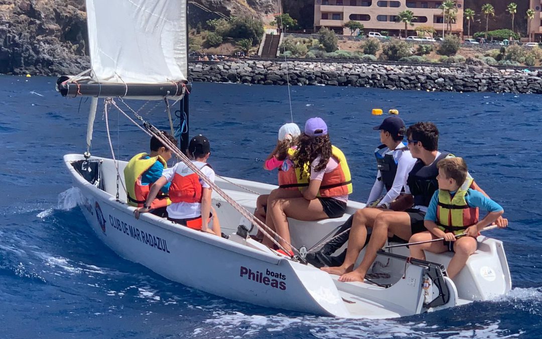 El Club de Mar Radazul oferta una amplia programación de cursos de verano de vela