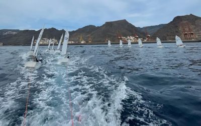 El equipo de Optimist del Club de Mar Radazul participa en el Trofeo Pel Escuder