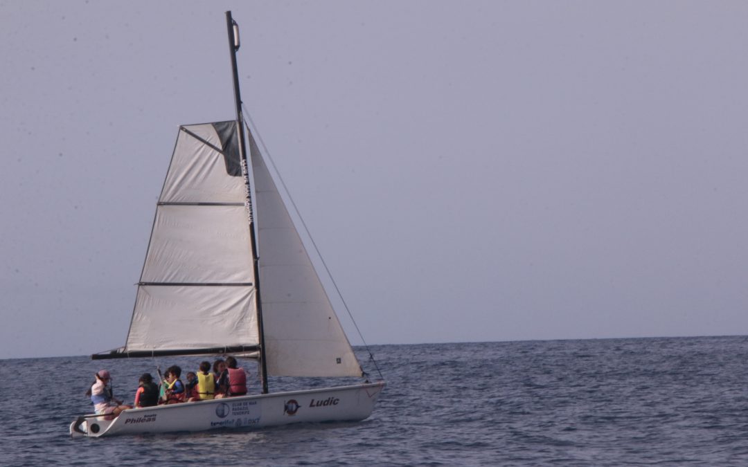 El Club de Mar Radazul oferta cursos de vela aprovechando el período estival