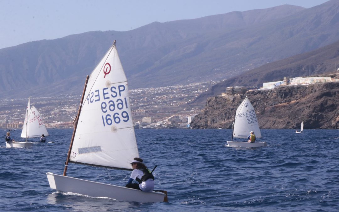 Los regatistas del Club de Mar Radazul inician el año compitiendo en dos frentes