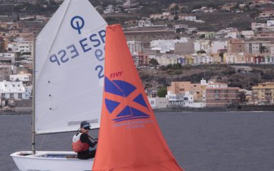 Los regatistas del Grupo 3 de Optimist del Club de Mar Radazul compiten en el V Trofeo de Invierno