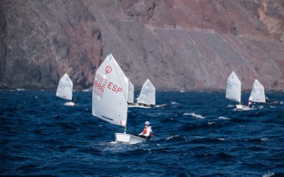 El grupo 1 de Optimist del Club de Mar Radazul, al Trofeo Pel Escuder
