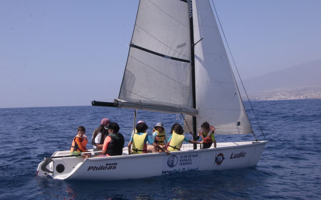 El Club de Mar Radazul oferta cursos vela este verano para todas las edades